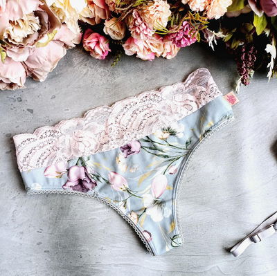 Bombacha cola less en modal flores fondo gris con detalles en puntilla rosa