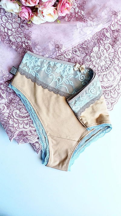 vedetina tiro alto en modal tostado y detalles en puntilla