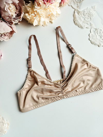 conjunto de corpiño top y bombacha cola less en lycra color piel