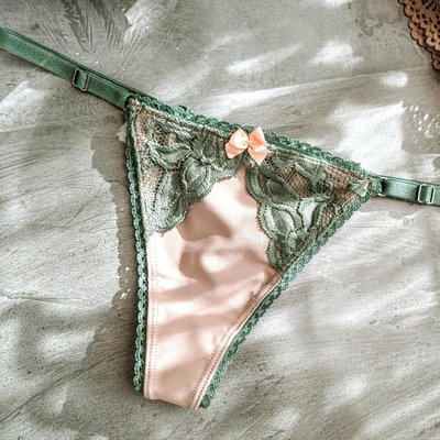 tanga cola less regulable en lycra tostada y puntilla verde seco