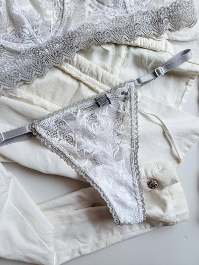 tanga cola less encaje blanco