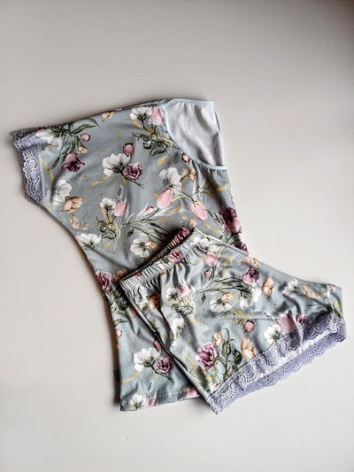 Pijama Hanna Modal Flores Grises