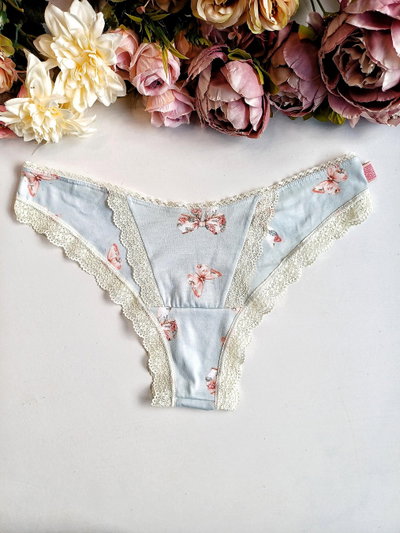 Culottin modal corte V fondo celeste con mariposas