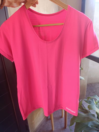 REMERA DRY FIT ROSA FLUOR