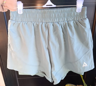 SHORT CON CALZA LUXE VERDE SECO