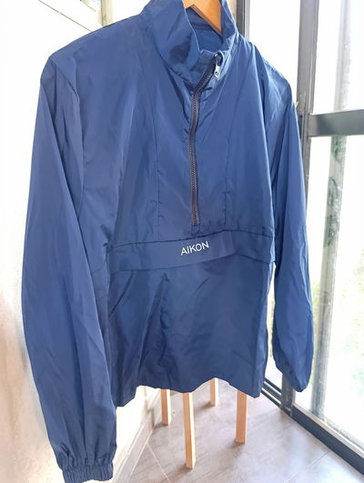 BUZO NEAT ROMPEVIENTO AZUL