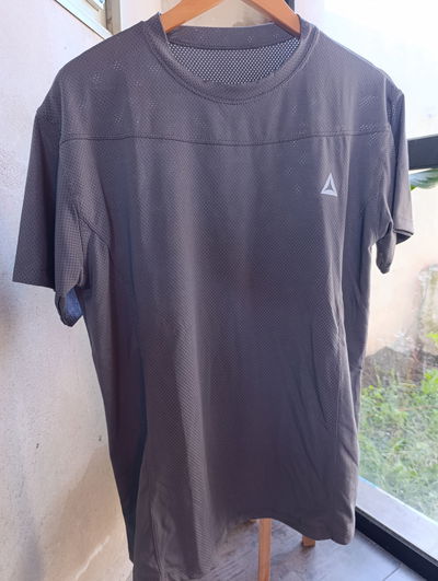 REMERA DRY FIT GRIS