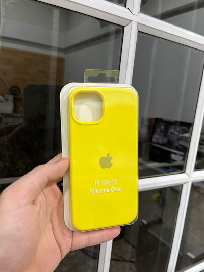 Silicone Case iPhone 13 Amarillo
