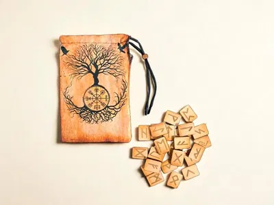RUNAS DE MADERA CON BOLSA