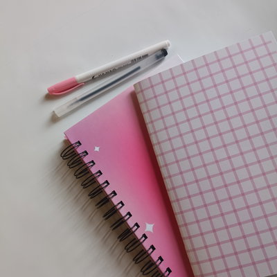 Cuaderno tapa dura gradiente + tapa blanda grilla y biromes ( Rosa )