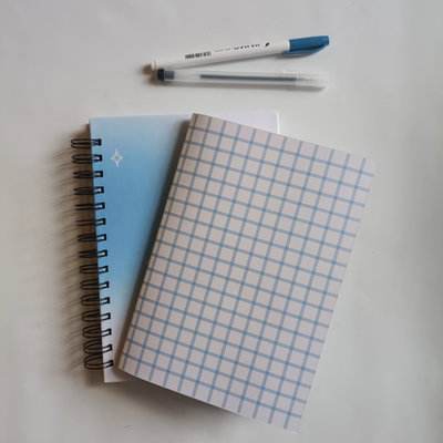 Cuaderno tapa dura gradiente + tapa blanda grilla y biromes ( Azul )