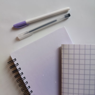 Cuaderno tapa dura gradiente + tapa blanda grilla y biromes ( Lila )
