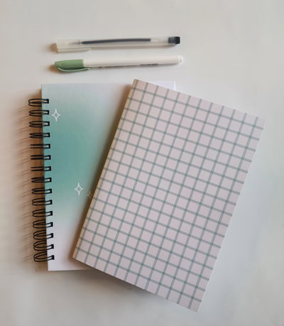 Cuaderno tapa dura gradiente + tapa blanda grilla y biromes ( Verde )