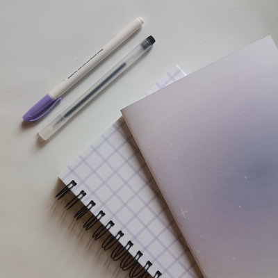 Cuaderno tapa dura grilla + tapa blanda gradiente y biromes ( Lila )
