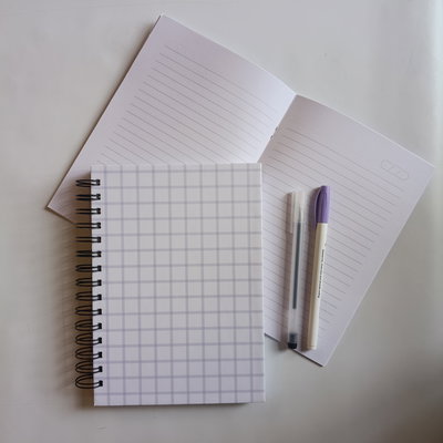 Cuaderno tapa dura grilla + tapa blanda gradiente y biromes ( Lila )  