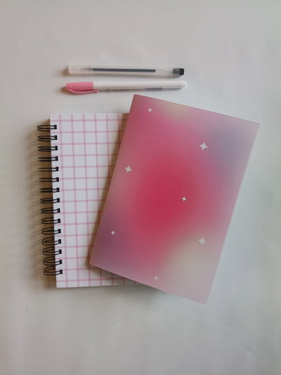 Cuaderno tapa dura grilla + tapa blanda gradiente y biromes ( Rosa )