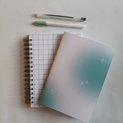 Cuaderno tapa dura grilla + tapa blanda gradiente y biromes ( Verde )