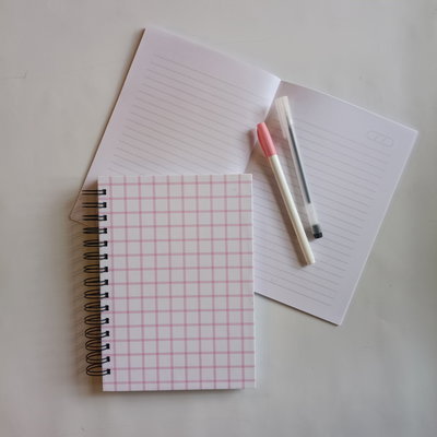 Cuaderno tapa dura grilla + tapa blanda gradiente y biromes ( Rosa )  