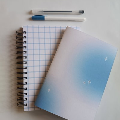 Cuaderno tapa dura grilla + tapa blanda gradiente y biromes ( Azul )