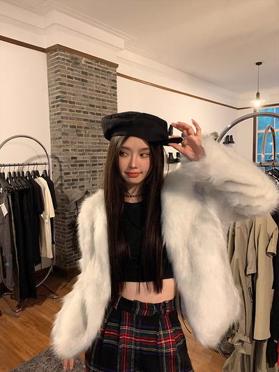 Abrigo de pelo color blanco grisáceo