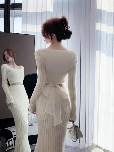 Conjunto de blusa con pollera larga color blanco y rosa pastel 