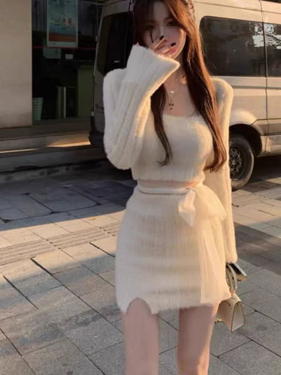 Conjunto de blusa con pollera corto color blanco y rosa pastel