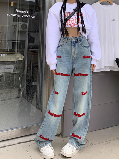 Jeans con letras rojas