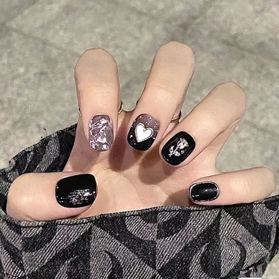 Uñas press on diseño de corazon color negro con gris