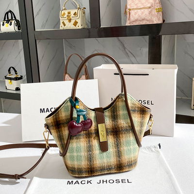 Cartera con diseño cuadrillé