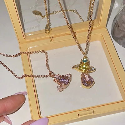 Colgante de Gema Rosa con Detalles