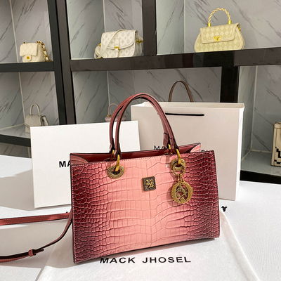 Cartera con textura de reptil