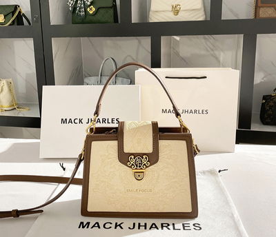 Cartera cuadrada con bordado