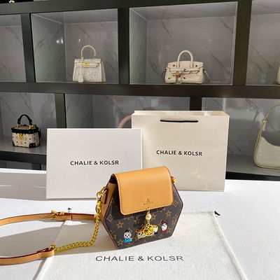 Cartera hexagonal con gatitos