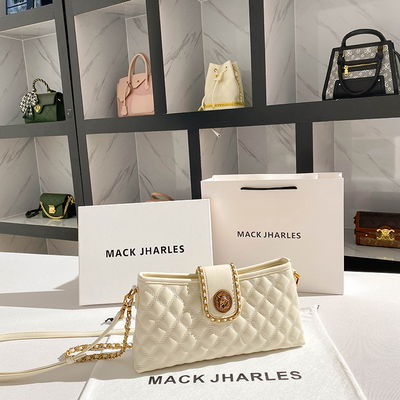 Cartera mediana con hebilla dorada