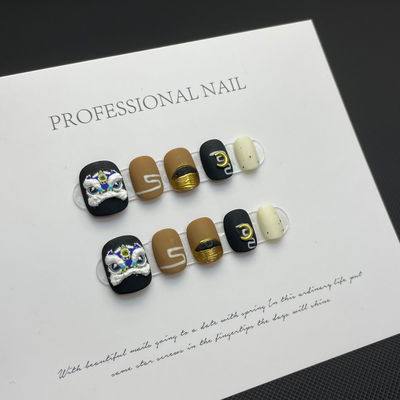 Uña press on con diseño de dragon