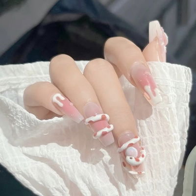 Uña press on con diseño de serpiente