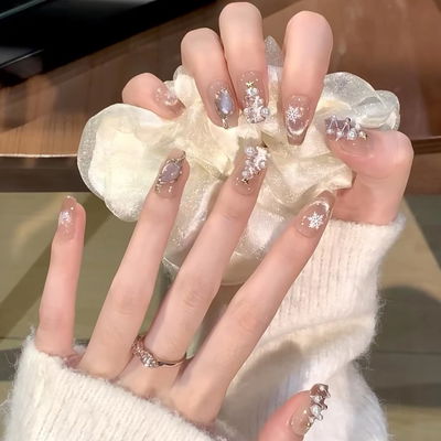 Uña press on con diseño navideño