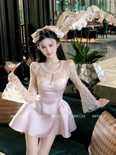 Vestido corto rosa con mangas de encaje 