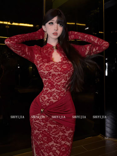 Vestido largo rojo de encaje con mangas largas