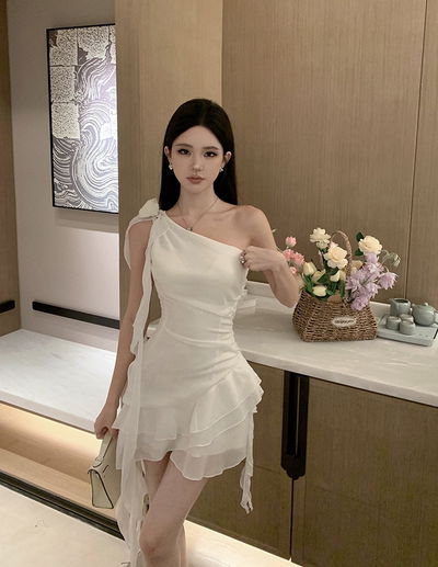 Vestido corto blanco con escote asimétrico