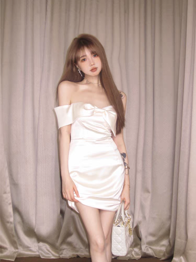 Vestido corto de satén color hueso