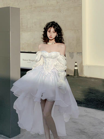 Vestido blanco con corte asimétrico ✨