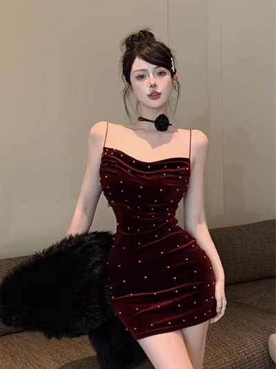 Vestido corto bordó de terciopelo con perlas