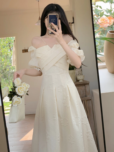 Vestido color marfil con hombros descubierto 