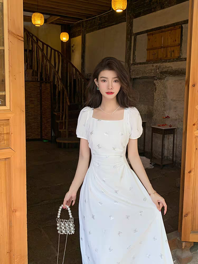 Vestido blanco con detalles de mariposa 