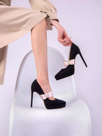 Stiletto negro con plataforma y liston color rosa con perla.