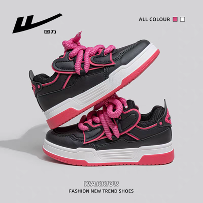 Zapatillas urbanas negras con detalles en fucsia