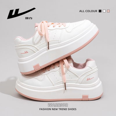 Zapatillas color blanco con cordon rosa