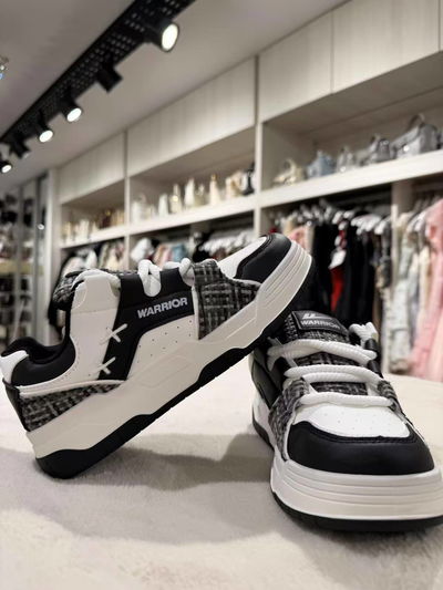 Zapatillas urbanas con diseño moderno en blanco y negro.