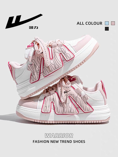 Zapatillas urbanas de diseño moderno en blanco y rosa. 
